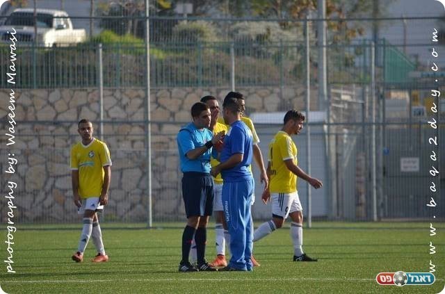 הגיע לברר כמה פרטים עם השופט. מאמן עפולה, אלעד בר און בכחול (וואסים מואסי)